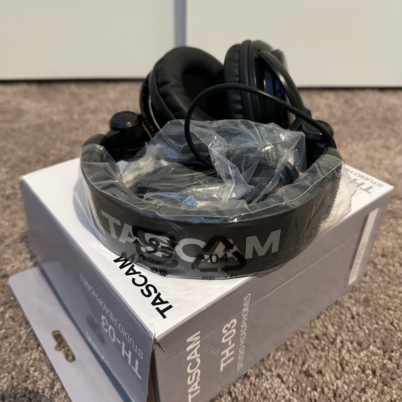 TH-03 Black Studio Headphones - Picture 3 of 5